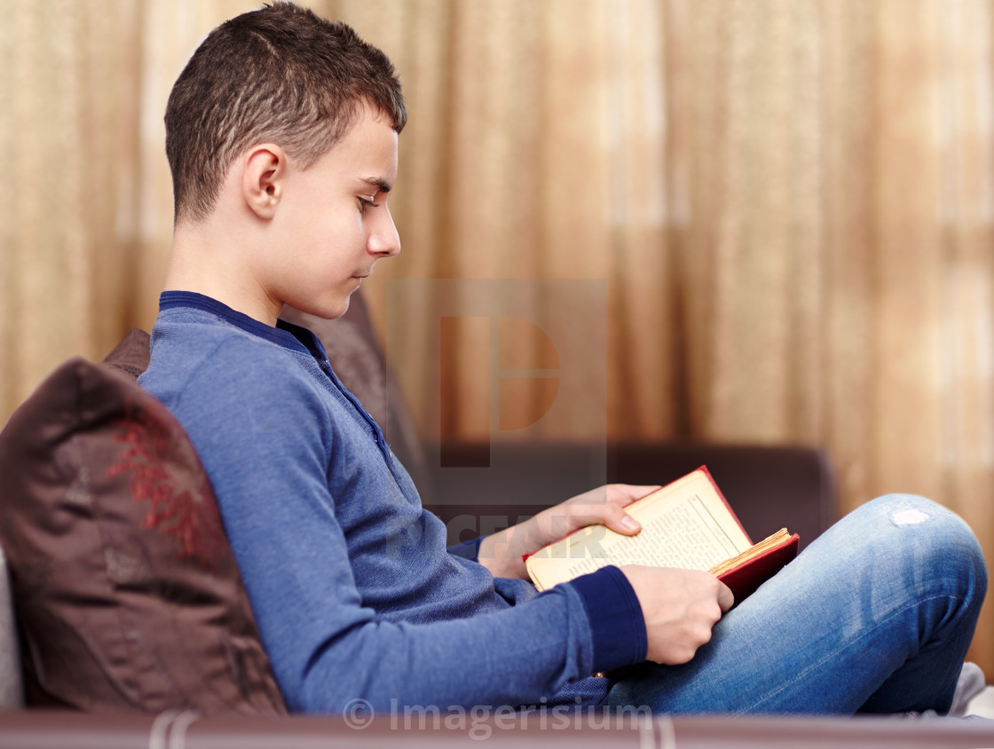 Подросток с книгой в руках